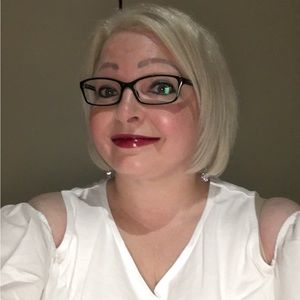 Hello I’m Erica, A Poshmark Ambassador!